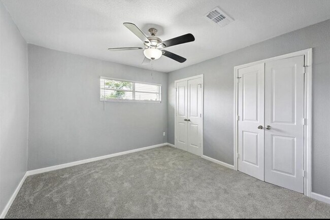 Building Photo - 405 Kelly Ln