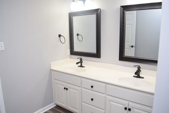 Building Photo - Spacious and Cozy 3-Bedroom Home in a Great Location