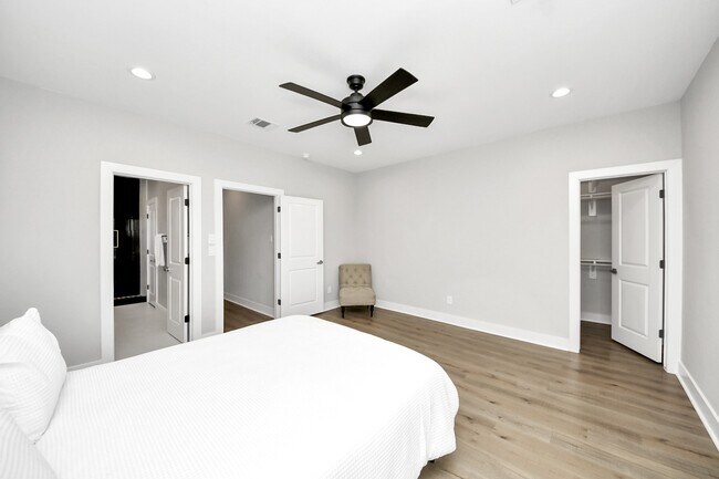 Building Photo - 410 E 41st St