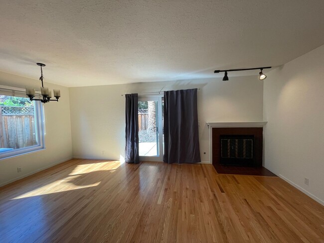 Building Photo - Gorgeous Mt. View townhome with garage, EV...