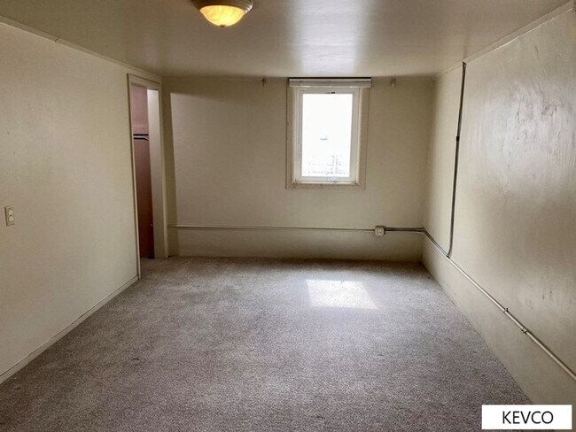 Building Photo - Roomy Three Bedroom Home with Yard!