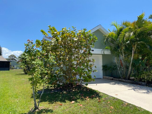 Building Photo - 1781 SE Linpark Ct