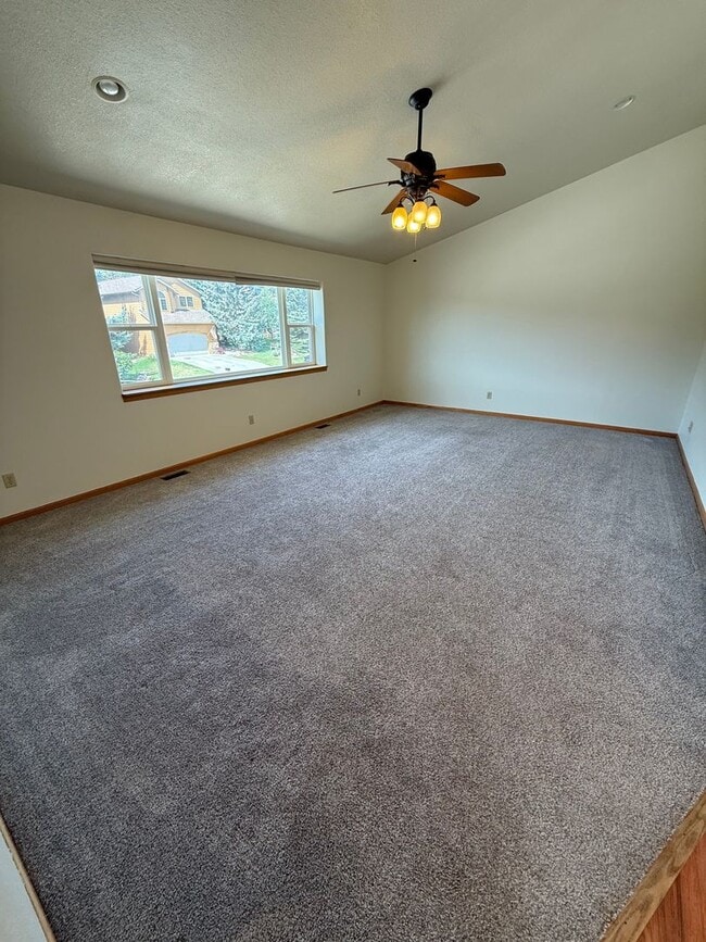 Building Photo - Large 3-Bedroom Condo for Rent!