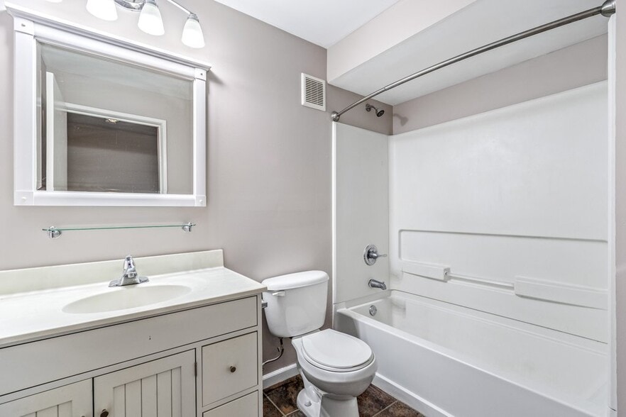 Full bath - 1327 Fair Ave