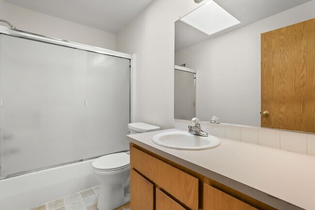 Building Photo - Updated SE Portland Townhome - Near Woodstock