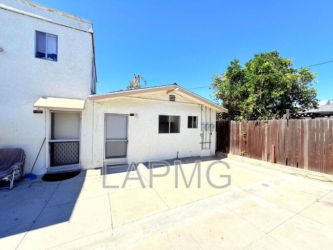 Building Photo - 927 - 929 1/2 Camulos St