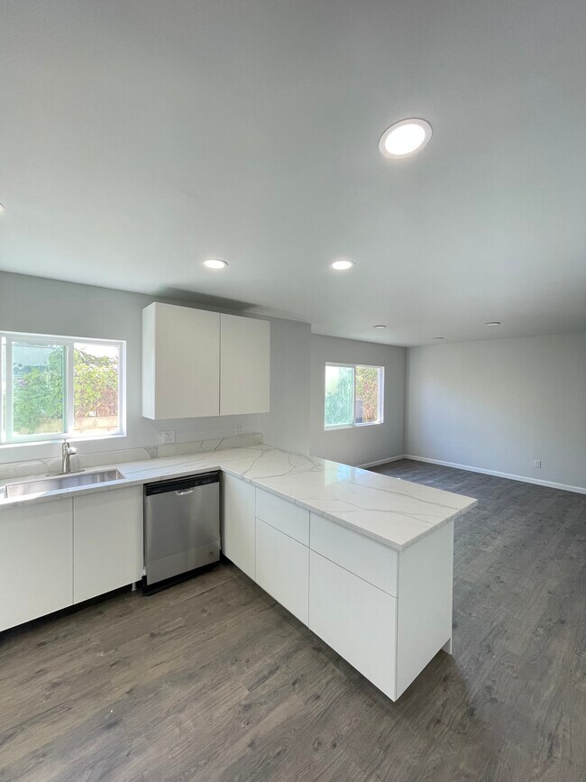 Building Photo - 1286 S Redondo Blvd