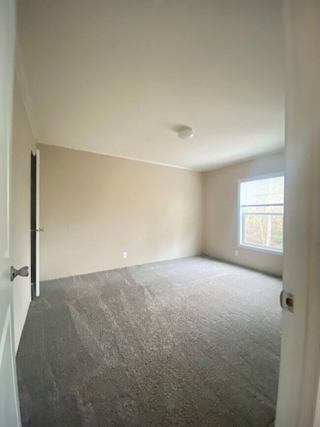 Building Photo - Private Country Living 3 Bedroom Home!