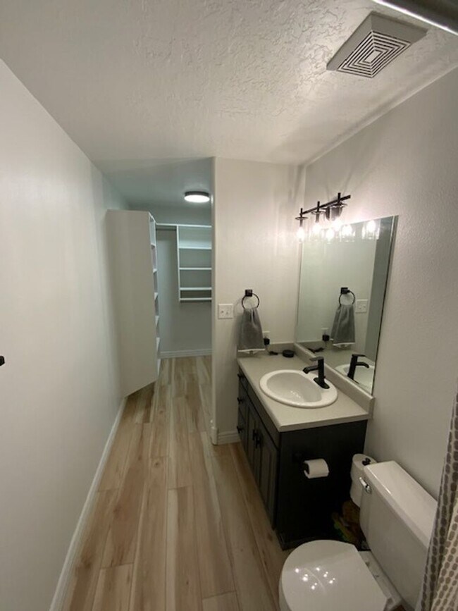 Building Photo - Updated Charleston Heights Townhome