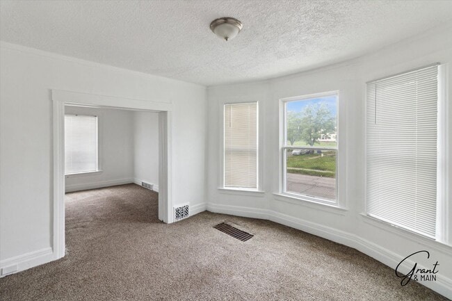 Building Photo - $1495 - 4 Bedroom/2 Bath Home in Islandview