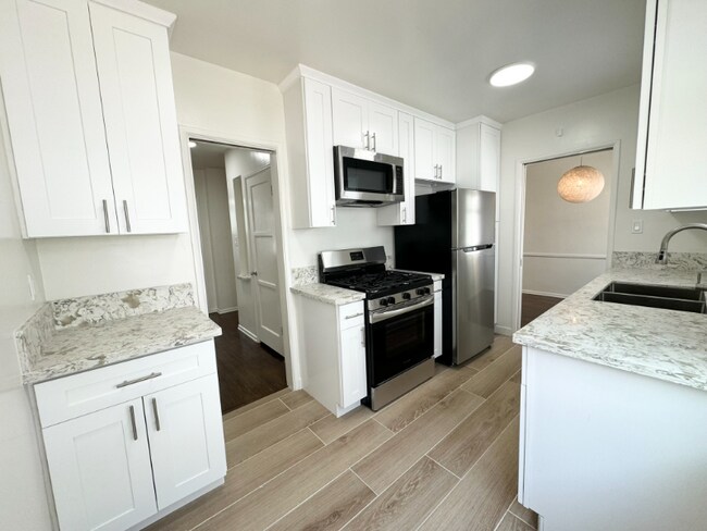 Building Photo - 905 N Sweetzer Ave