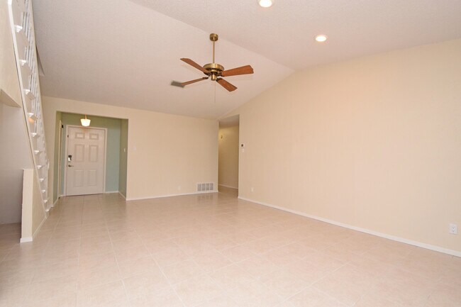 Building Photo - 4/3 w/ Fenced yard & enclosed patio!