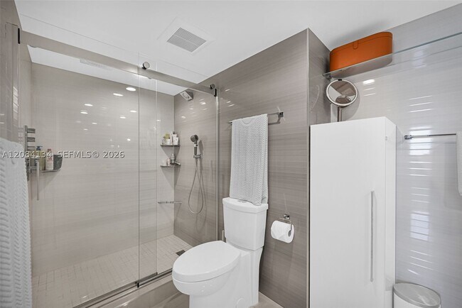 Building Photo - 801 N Venetian Dr