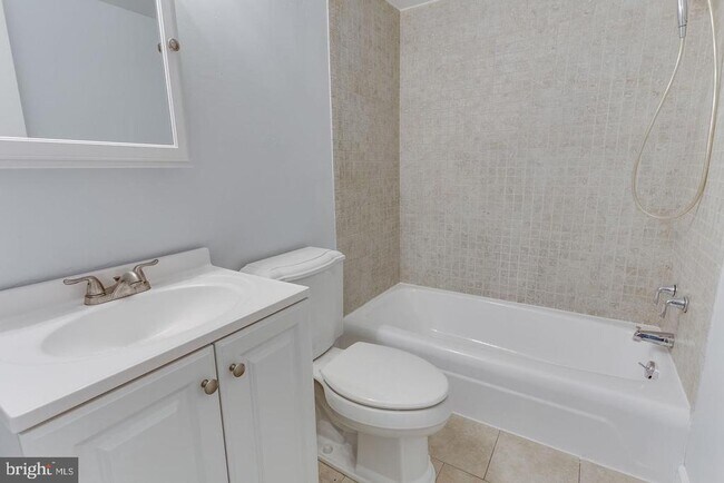 Building Photo - 26 Canterbury Square