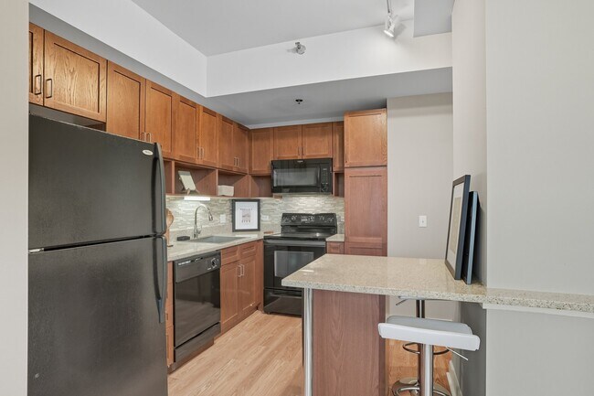 Building Photo - 12 E Lake St