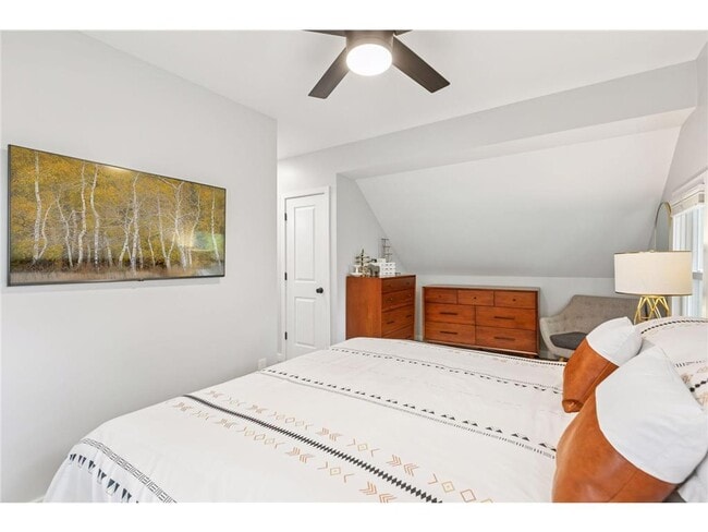 Building Photo - 3040 Hampshire Ave S