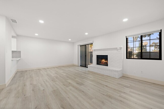 Building Photo - "Spacious 3-Bed Condo with 2 Baths in Citr...