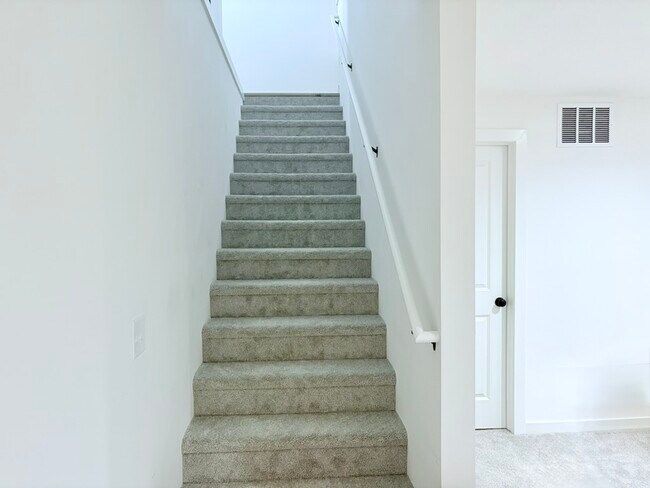 Building Photo - 5290 N Pinecrest Ct