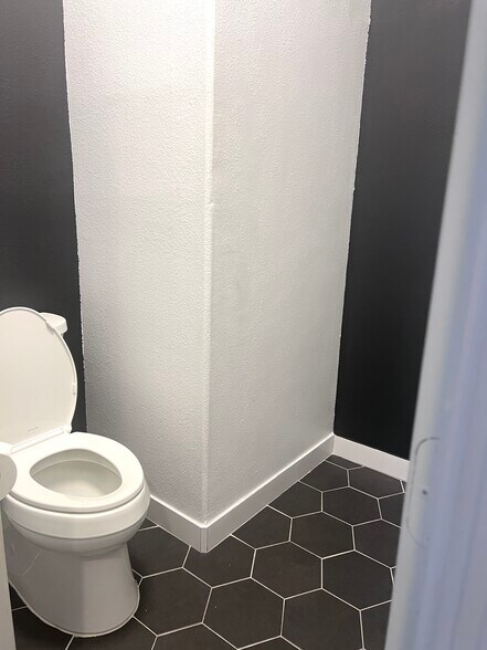 Master Bathroom - 1501 E Princeton Ave