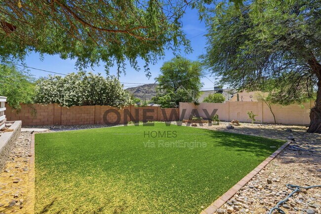 Building Photo - 1329 E Cholla St