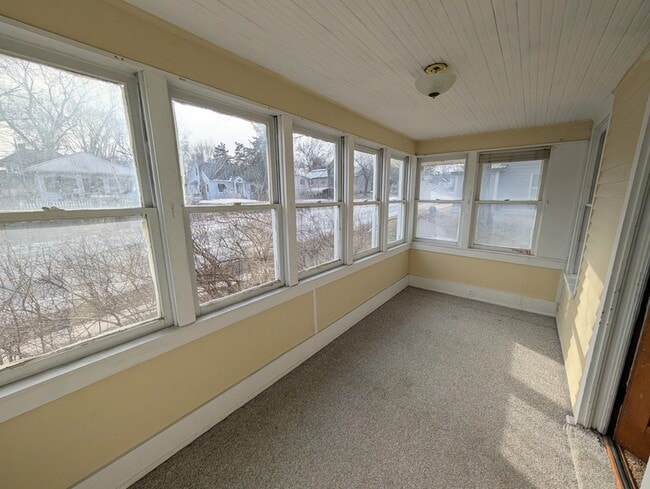 Building Photo - 1015 A Ave E