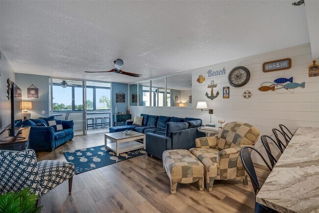 Building Photo - 6035 Sea Ranch Dr