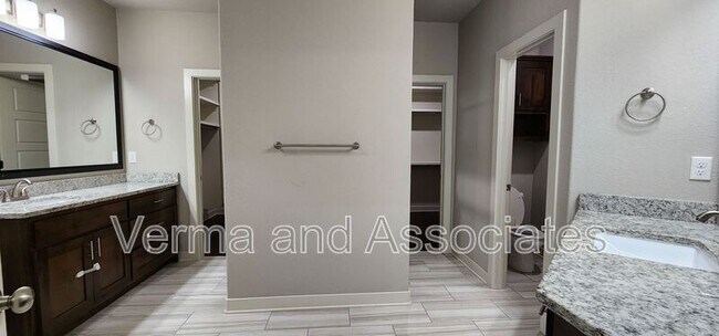 Building Photo - 3200 SW Hazelnut Ave