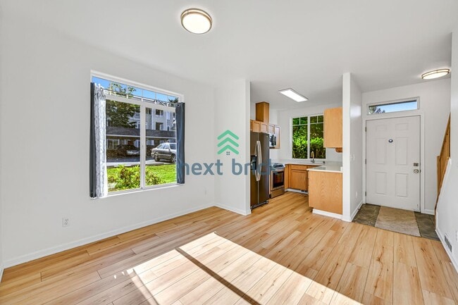 Building Photo - 2 BED & 1.5 BATH TOWNHOUSE FOR RENT