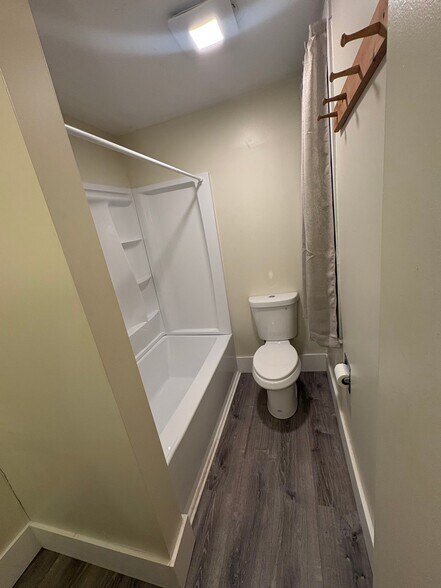 Building Photo - 546 Canaan St