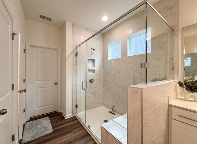 Building Photo - 612 Columbus Cir