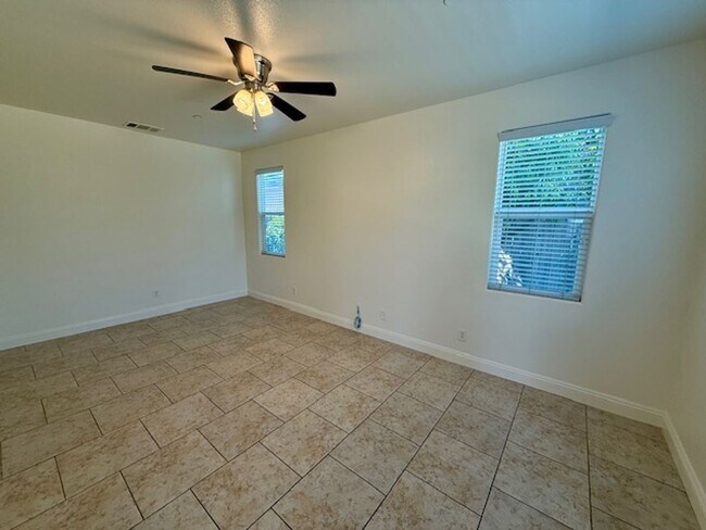 Building Photo - Beautiful Spacious 5 Bedroom Home located ...