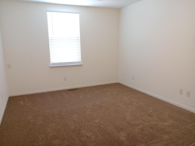 Building Photo - 1724 Louise Cir