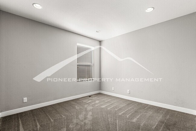 Building Photo - Lovely Townhome with Central AC and Washer/Dryer!