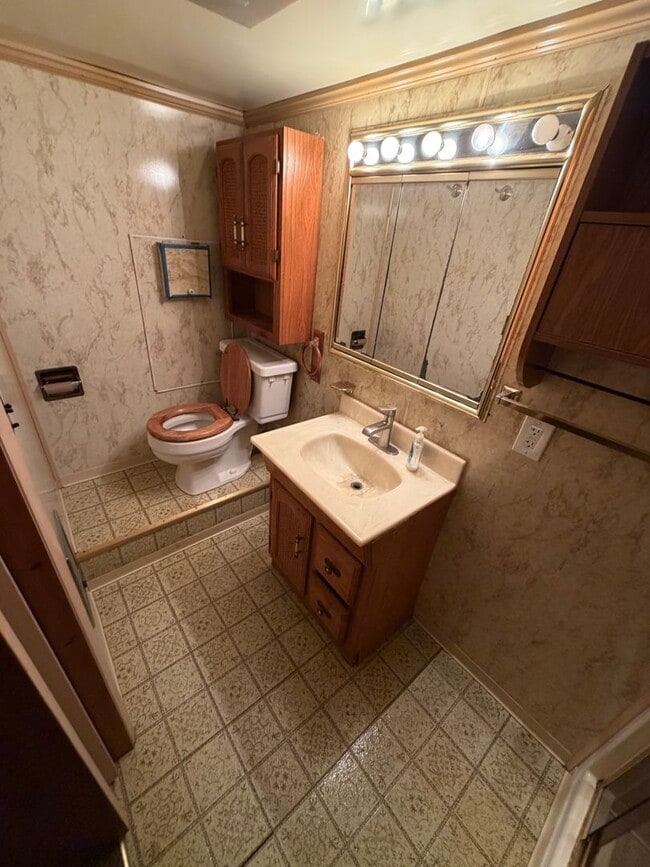 Building Photo - Spacious 4BR in a Quiet, Private Pocket