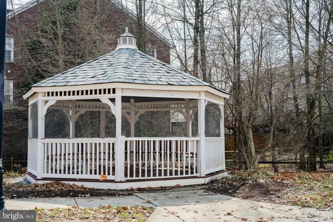 Building Photo - 735 Parev Way