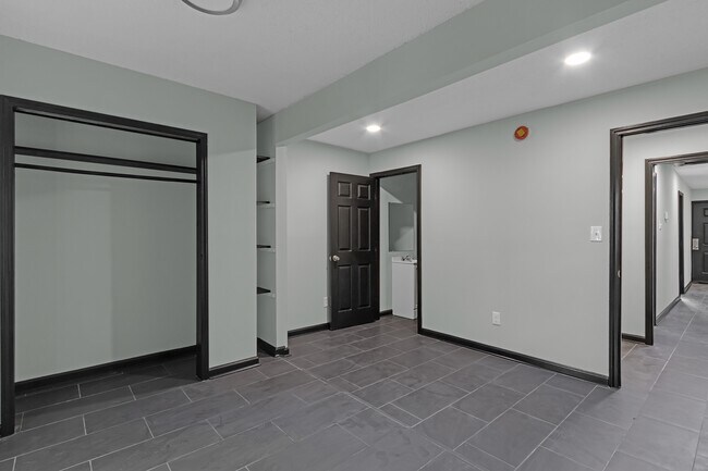 Building Photo - 2392 Zanone Ave