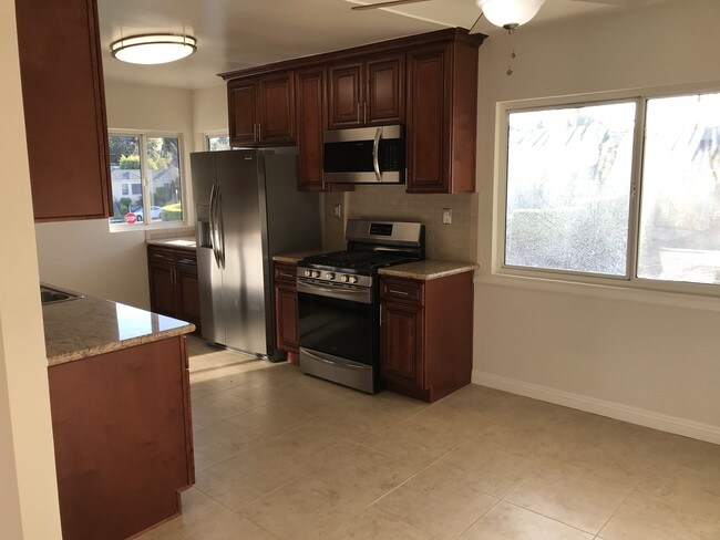 Building Photo - 1646 Livonia Ave