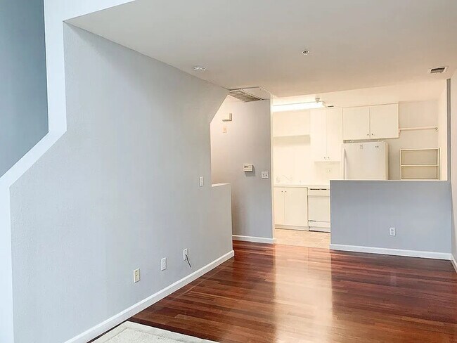 Building Photo - 346 Dunsmuir Terrace