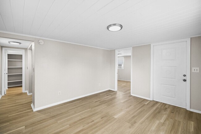 Building Photo - 619-629 Woodlawn St