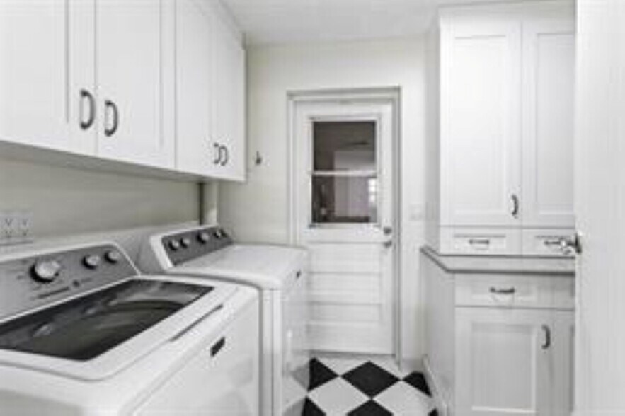 Building Photo - 2070 NE 54th Ct