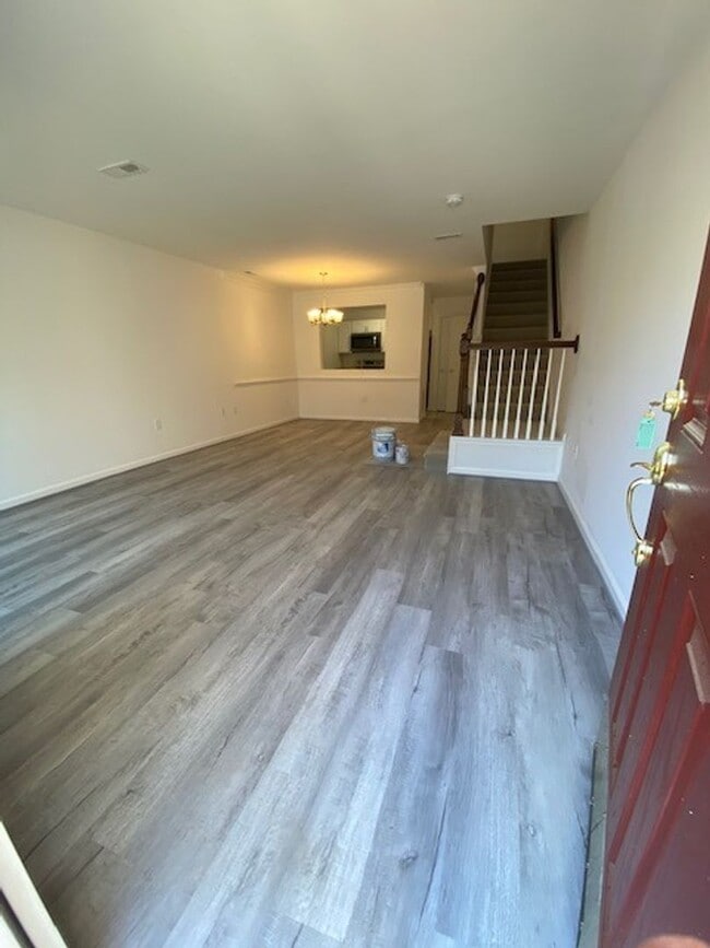 Building Photo - Available NOW! 2 bedroom condo in Bristol ...