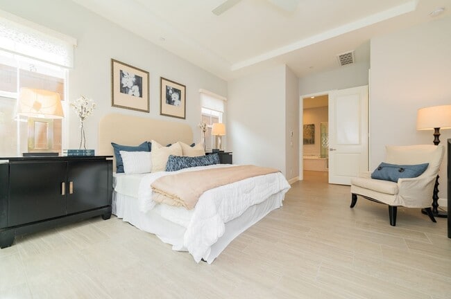 Building Photo - Fully Renovated 2 Bed, 2.5 Bath + Den Single Story Home Available NOW in Eastwood Village in Irvine!