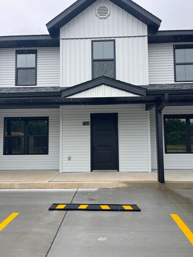 Building Photo - CHRISTMAS SPECIAL!!!! SANT IS PAYING HALF THE DEPOSIT IF YOU RENT IT IN DECEMBER