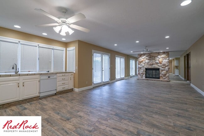Building Photo - Spacious 5 Bedroom Home in A Quiet Communi...