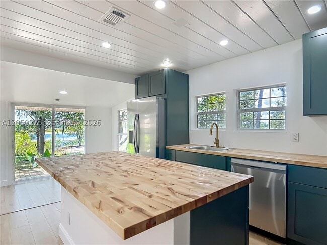 Building Photo - 8781 LAKESHORE Dr