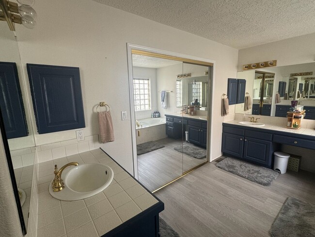 Building Photo - Fully Updated 3BR/2.5BA in Desirable Lampl...