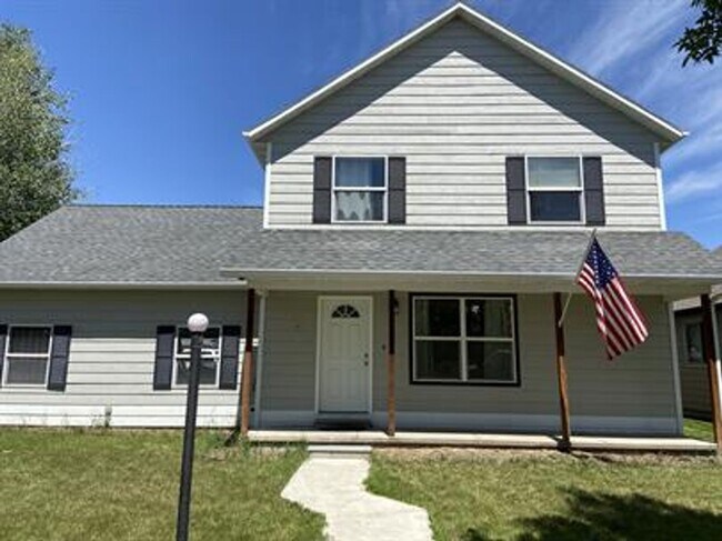 Building Photo - 3 bedroom 2 1/2 bath home in River Rock