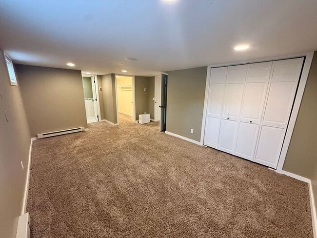 Building Photo - ***MOVE IN SPECIAL*** 2 WEEKS FREE Beautifully Remodeled 1 Bedroom / 1 Bath Unit in the Heart of ...