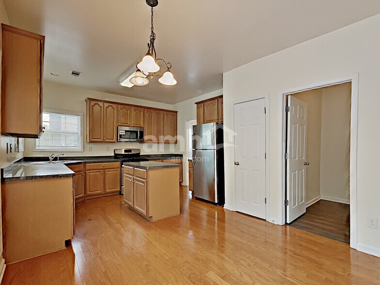 Building Photo - 383 Vine Mountain Way