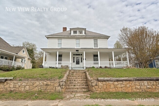 Building Photo - 1208 S Salisbury Ave